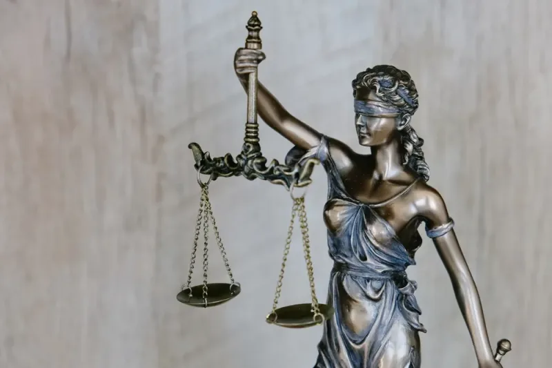 Fachada con columnas de un tribunal de justicia, abogados penalistas