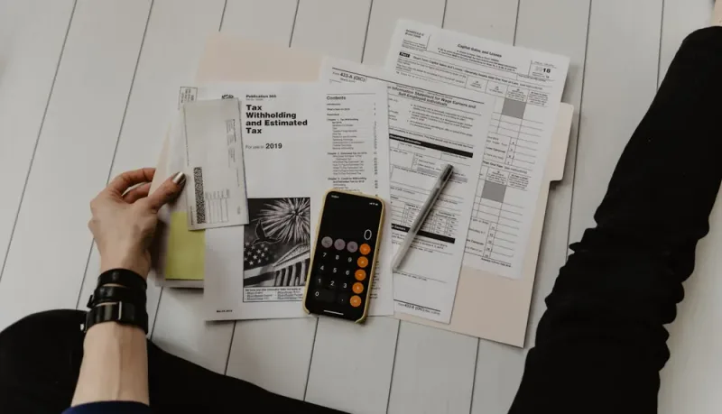 Documentos financieros y calculadora, asesoría en derecho tributario